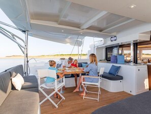 Outdoor dining - Caribbean Dream: Sun-soaked Sailing Adventure from Tortola, Islas Vírgenes Británicas (Road Town)