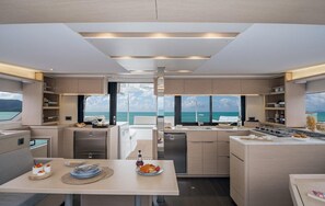 Private kitchen - Caribbean Dream: Sun-soaked Sailing Adventure from Tortola, Islas Vírgenes Británicas (Road Town)