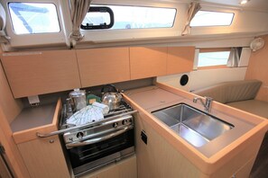 Private kitchen - Caribbean Dream: Sun-soaked Sailing Adventure from Tortola, Islas Vírgenes Británicas (Road Town)