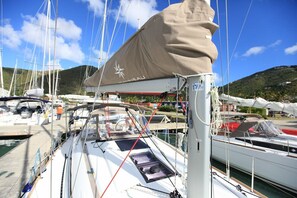 Marina - Caribbean Dream: Sun-soaked Sailing Adventure from Tortola, Islas Vírgenes Británicas (Road Town)