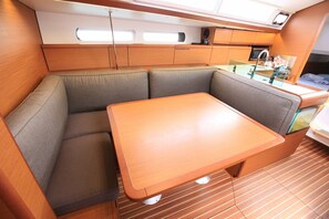 Dining - Caribbean Dream: Sun-soaked Sailing Adventure from Tortola, Islas Vírgenes Británicas (Road Town)