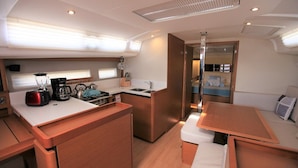 Interior - Caribbean Dream: Sun-soaked Sailing Adventure from Tortola, Islas Vírgenes Británicas (Road Town)
