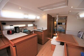 Interior - Caribbean Dream: Sun-soaked Sailing Adventure from Tortola, Islas Vírgenes Británicas (Road Town)