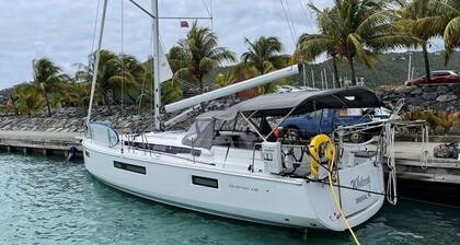 Caribbean Dream: Sun-soaked Sailing Adventure from Tortola, Islas Vírgenes Británicas