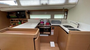 Kühlschrank, Mikrowelle, Ofen, Wasserkocher mit Kaffee-/Teezubehör