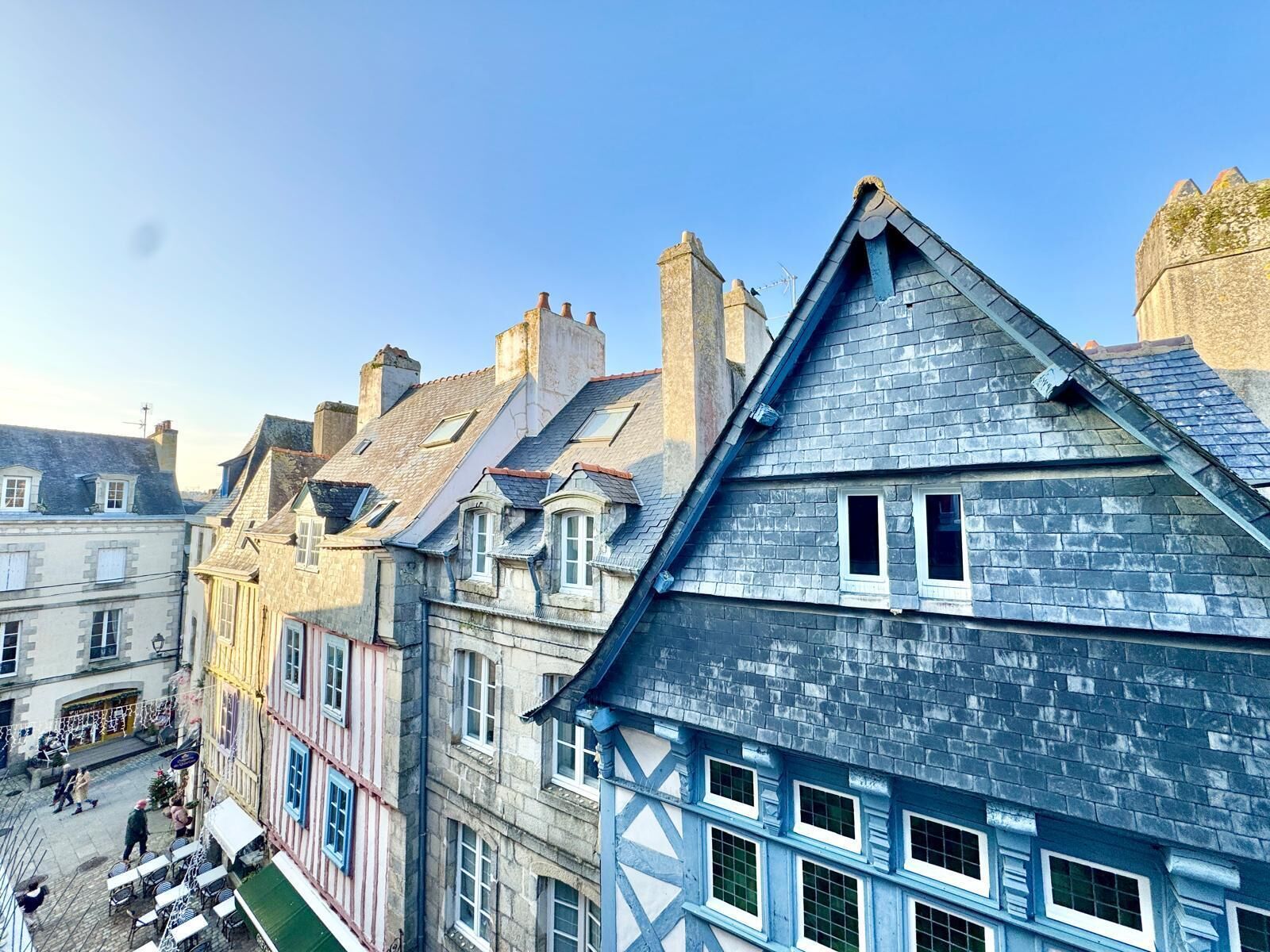 Une rangée de bâtiments historiques à l’architecture traditionnelle, avec notamment des façades en pierre et des toits à forte pente.