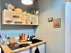 Fridge, microwave, stovetop, coffee/tea maker - Apartment in historic Quimper, view over the rooftops (Quimper)