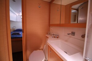 Shower - Sun-Kissed Sailing Adventure in Islas Sarónicas (Alimos)