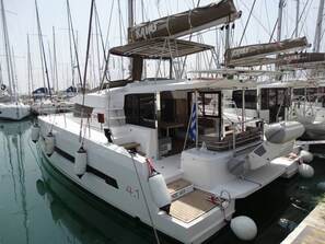 Marina - Sun-Kissed Sailing Adventure in Islas Sarónicas (Alimos)