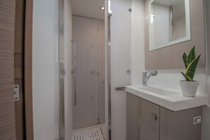 Shower - Sun-Kissed Sailing Adventure in Islas Sarónicas (Alimos)