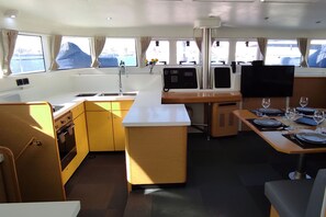 Private kitchen - Sun-Kissed Sailing Adventure in Islas Sarónicas (Alimos)