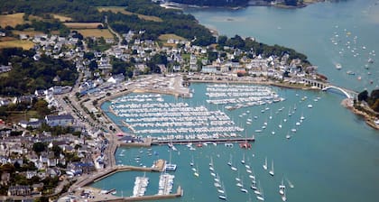 Sun-Kissed Sailing Adventure in Golfo de Morbihan, Brittany