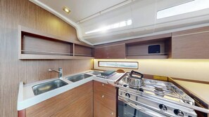 Kühlschrank, Mikrowelle, Ofen, Wasserkocher mit Kaffee-/Teezubehör