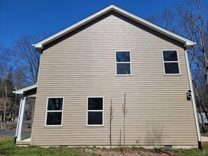 Exterior - Brentwood Retreat — Your Pocono Getaway! (East Stroudsburg)