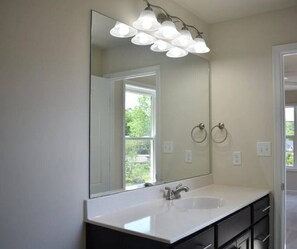 Bathroom - Brentwood Retreat — Your Pocono Getaway! (East Stroudsburg)