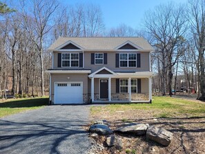 Exterior - Brentwood Retreat — Your Pocono Getaway! (East Stroudsburg)