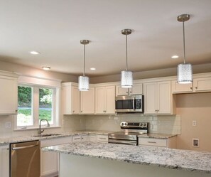 Private kitchen - Brentwood Retreat — Your Pocono Getaway! (East Stroudsburg)