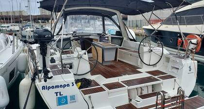 Sun-Kissed Sailing Adventure in Puerto de Toulon