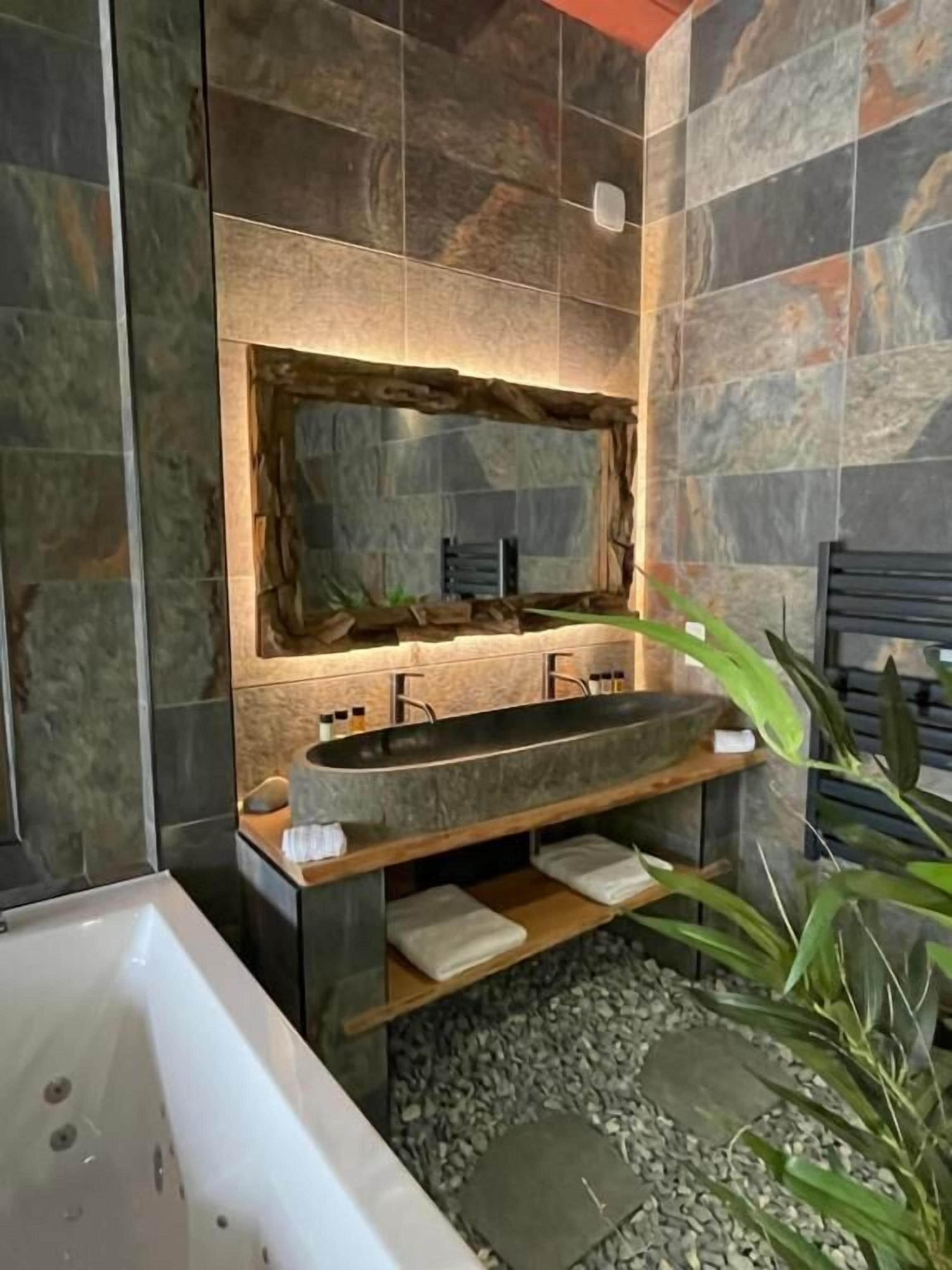 Suite – deluxe, hageutsikt | Bad | Badekåper