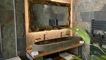 Suite – deluxe, hageutsikt | Bad | Badekåper