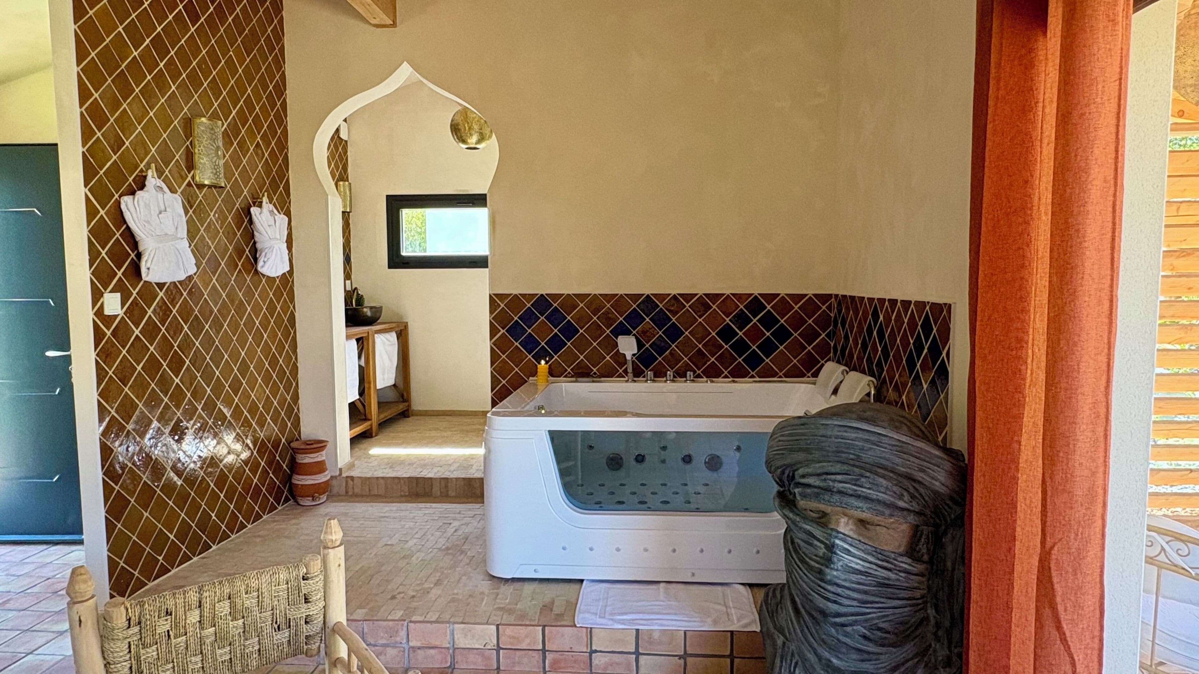 Suite Marrakech avec Balnéothérapie et Hammam | Banheiro | Banheira de imersão, roupões de banho, toalhas de banho 
