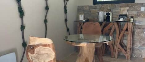 Deluxe Suite, Garden View | Dining
