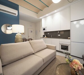 Apartamento Deluxe | Cocina privada | Trona infantil