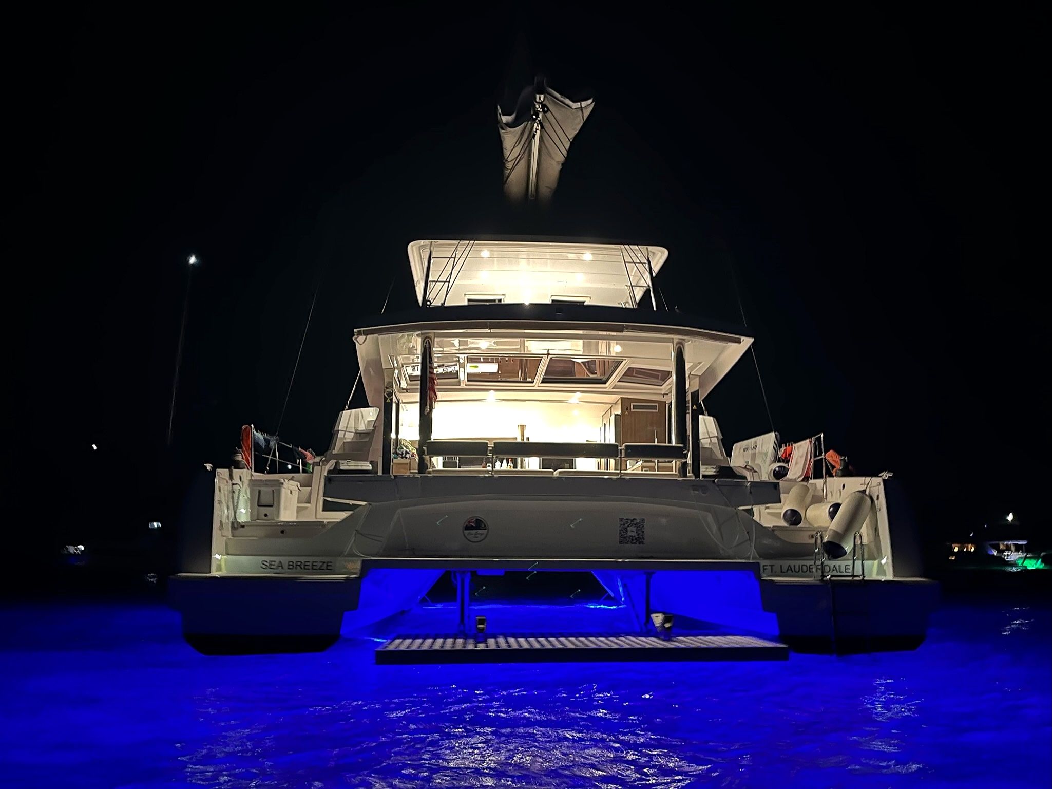 Un bateau doté d’un pont supérieur couvert, d’un pont inférieur avec des sièges et d’une rampe pour la pratique du wakeboard.