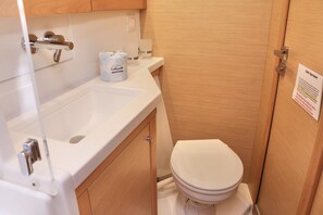 Bathroom - Caribbean Dream: Sun-soaked Sailing Adventure from Tortola, Islas Vírgenes Británicas (Parham Town)