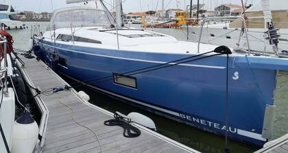 Sun-Kissed Sailing Adventure in Puerto de Toulon