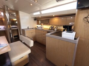 Interior - Caribbean Dream: Sun-soaked Sailing Adventure from Tortola, Islas Vírgenes Británicas (Road Town)