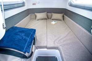 1 dormitorio y tabla de planchar con plancha