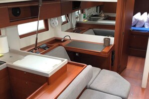 Private kitchen - Sun-Kissed Sailing Adventure in the Saronic Islands (Elliniko)