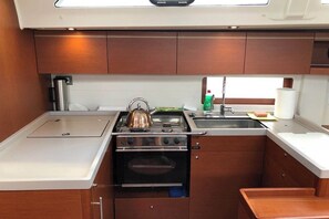 Private kitchen - Sun-Kissed Sailing Adventure in the Saronic Islands (Elliniko)