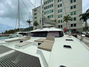 A yacht with a covered deck, cushioned seating, and a mast. - Caribbean Dream: Sun-soaked Sailing Adventure from Tortola, Islas Vírgenes Británicas (Road Town)