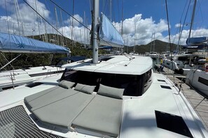 Marina - Caribbean Dream: Sun-soaked Sailing Adventure from Tortola, Islas Vírgenes Británicas (Road Town)