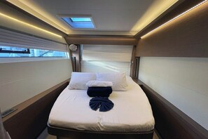6 bedrooms, in-room safe, iron/ironing board - Caribbean Dream: Sun-soaked Sailing Adventure from Tortola, Islas Vírgenes Británicas (Road Town)