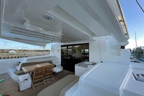 Outdoor dining - Caribbean Dream: Sun-soaked Sailing Adventure from Tortola, Islas Vírgenes Británicas (Road Town)