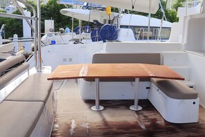 Outdoor dining - Caribbean Dream: Sun-soaked Sailing Adventure from Tortola, Islas Vírgenes Británicas (Road Town)