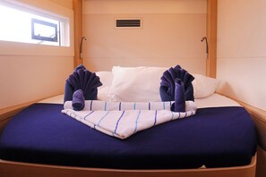 4 bedrooms, iron/ironing board - Caribbean Dream: Sun-soaked Sailing Adventure from Tortola, Islas Vírgenes Británicas (Road Town)