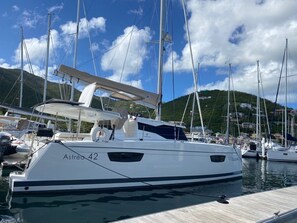 Marina - Caribbean Dream: Sun-soaked Sailing Adventure from Tortola, Islas Vírgenes Británicas (Road Town)