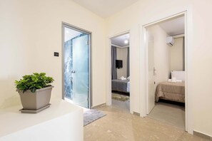 Room - Sinani Apartment - Sea View Balcony & Jacuzzi Gem (Sgourou)