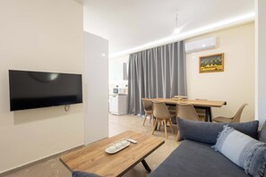 Living area - Sinani Apartment - Sea View Balcony & Jacuzzi Gem (Sgourou)