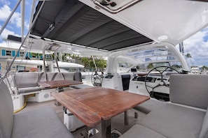 Outdoor dining - Caribbean Dream: Sun-soaked Sailing Adventure from Tortola, Islas Vírgenes Británicas (Road Town)