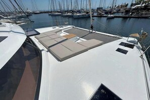 Marina con varios barcos amarrados.