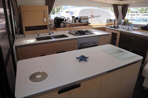 Private kitchen - Sun-Kissed Sailing Adventure in Isla de Mahe, Seychelles (Victoria)