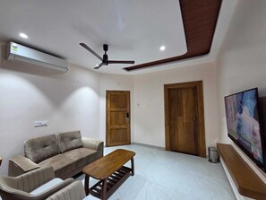 Suite | Zona de estar | Smart TV de 48 pulgadas con canales digitales