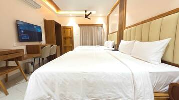 Family Suite | Desk, free WiFi, bed sheets