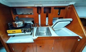 Kühlschrank, Mikrowelle, Ofen, Wasserkocher mit Kaffee-/Teezubehör