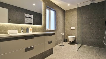 Cabaña de lujo, 5 habitaciones, tina para personas con discapacidad | Baño | Toallas